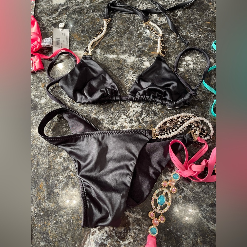 New with or without tags beach bunnies XL or L sizes have two small sets - Picture 13 of 17